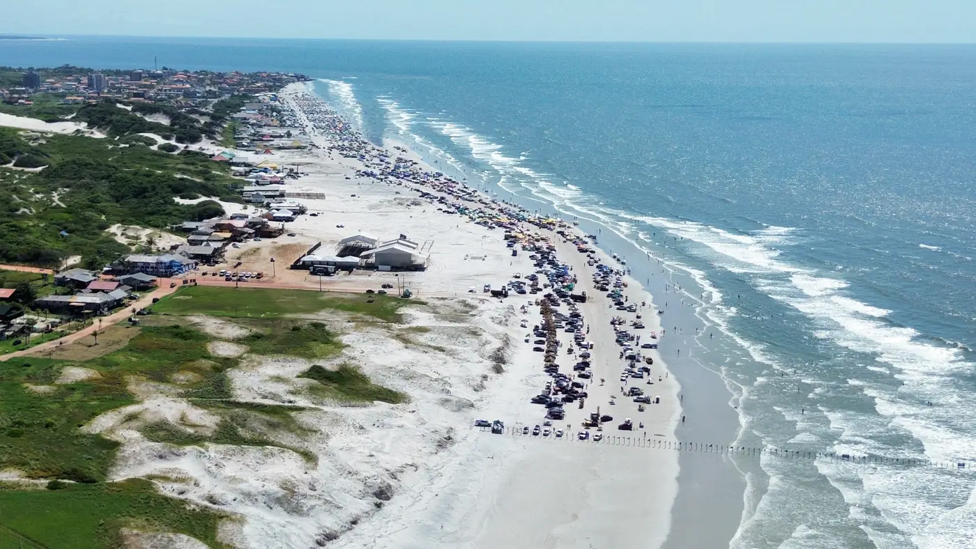 Visão aérea da Praia do Atalaia em Salinópolis, evidenciando a extensa faixa de areia e o fluxo de veículos (Foto: Agência Pará)